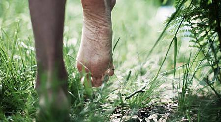 Barefoot Healing or Earthing in Ancient and Modern Times - Realyou Earthing